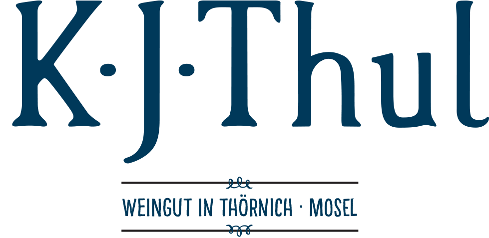 Schriftzug in blau: K-J Thul, Weingut in Thörnich, Mosel